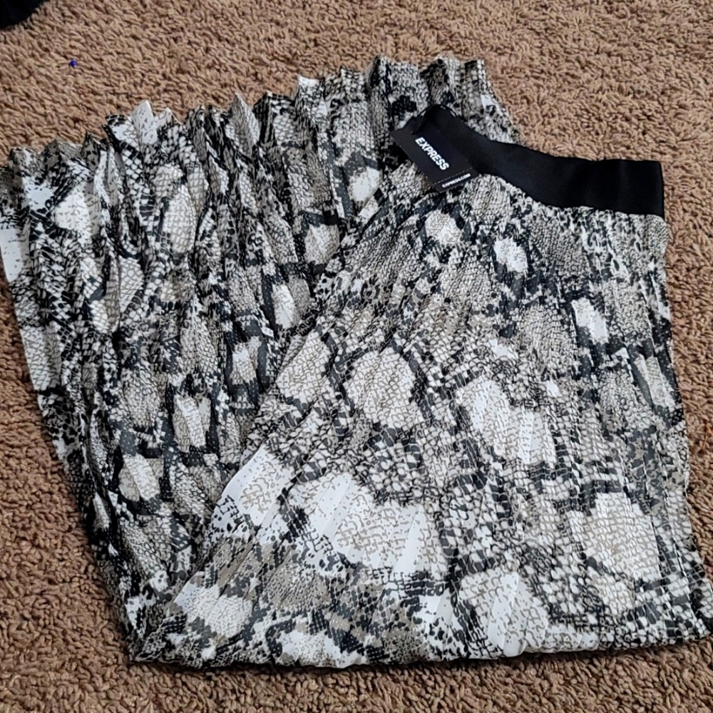 Express women Snake Skin Print Pleated Skirt size S Excellent Condition
